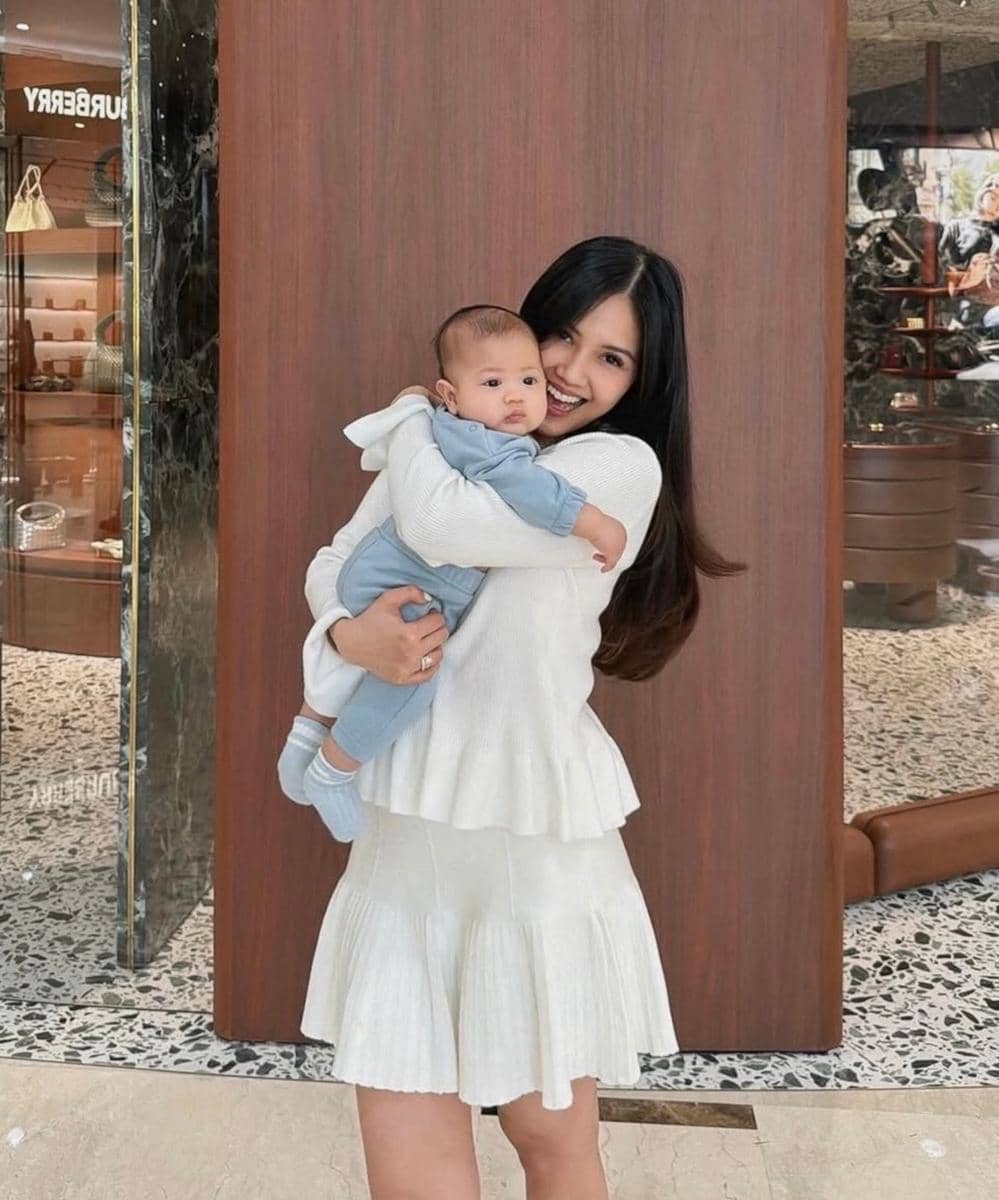 Outfit Shasa Zhania sambil menggendong anak (3)
