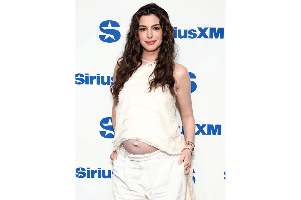 Hamil anak ketiga, Anne Hathaway belum tahu kapan syuting Princess Diaries 3