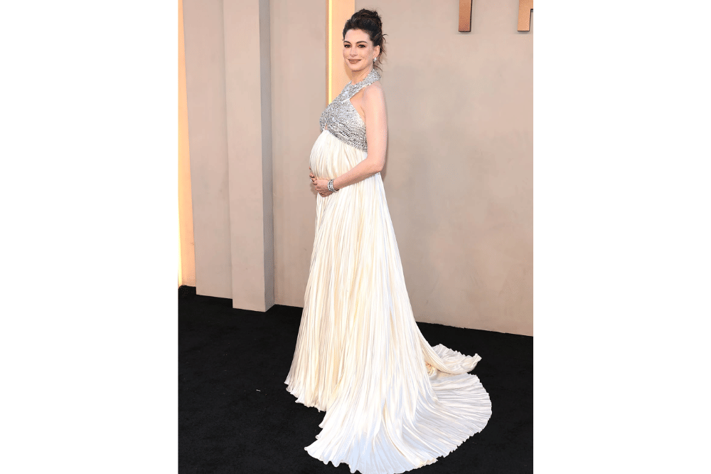 Hamil anak ketiga, Anne Hathaway belum tahu kapan syuting Princess Diaries 3