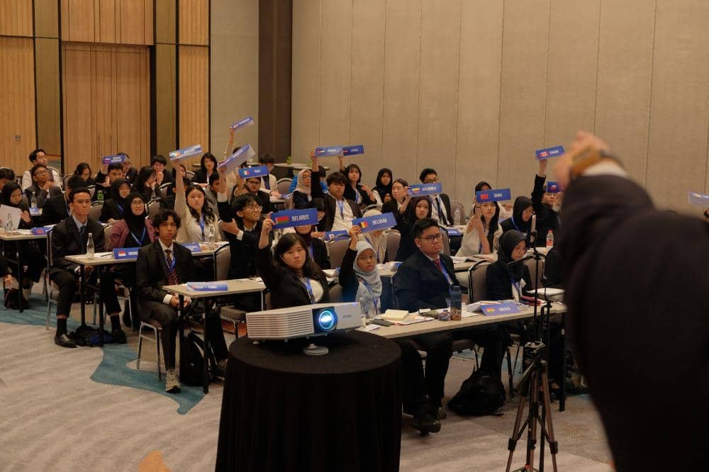 270 Pelajar Belajar Diplomasi dan Isu Global di AYIMUN BSD Chapter