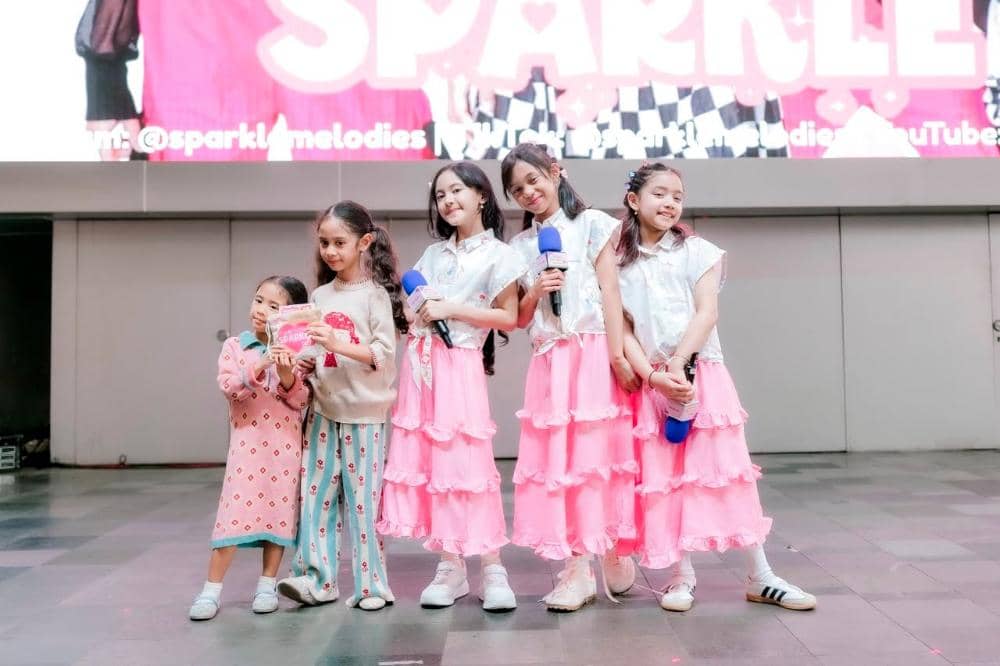Antusias anak-anak saat berfoto bersama Sparkle