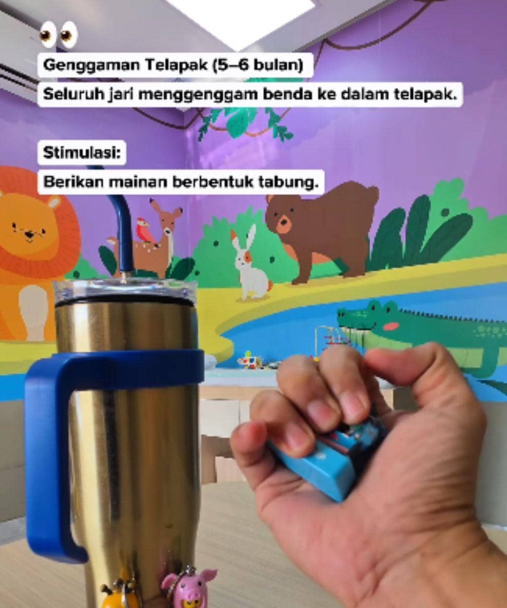 Genggaman telapak tangan (palmar grasp) usia 5–6 bulan