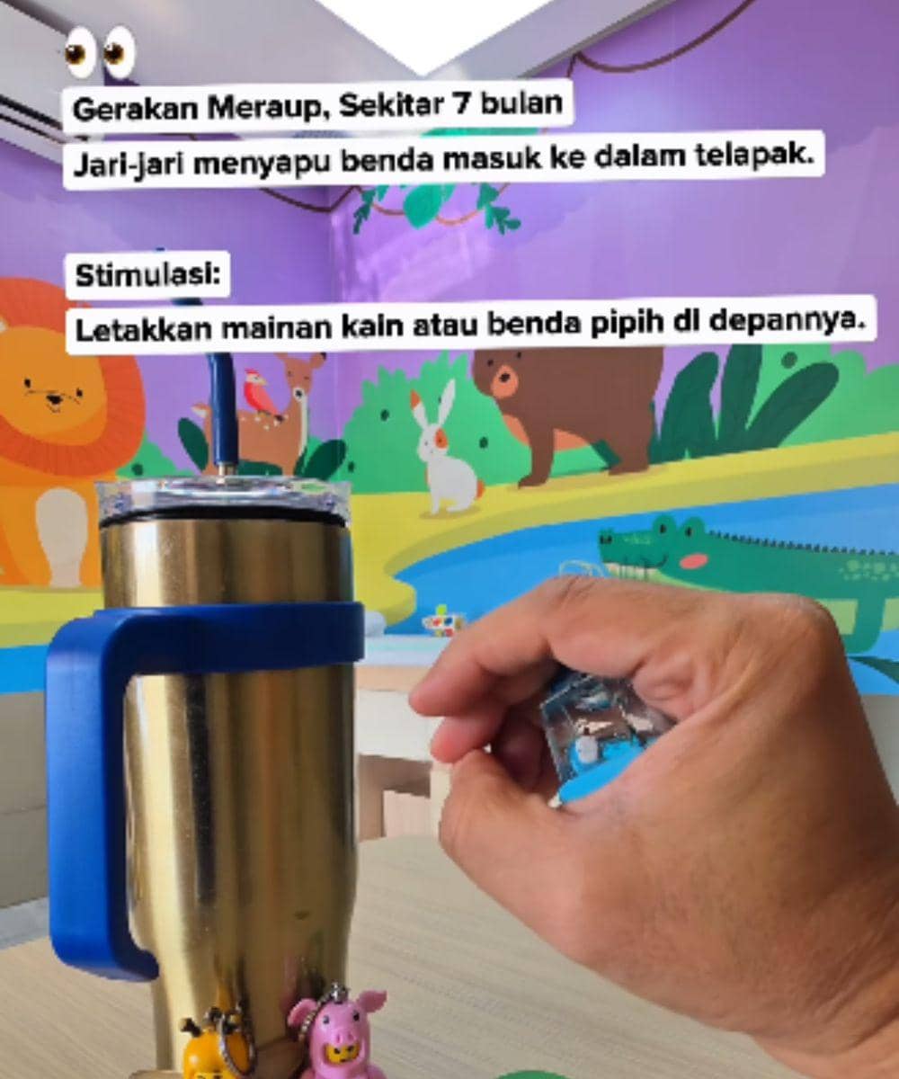 Bayi mulai belajar meraup benda (raking grasp) sekitar 7 bulan