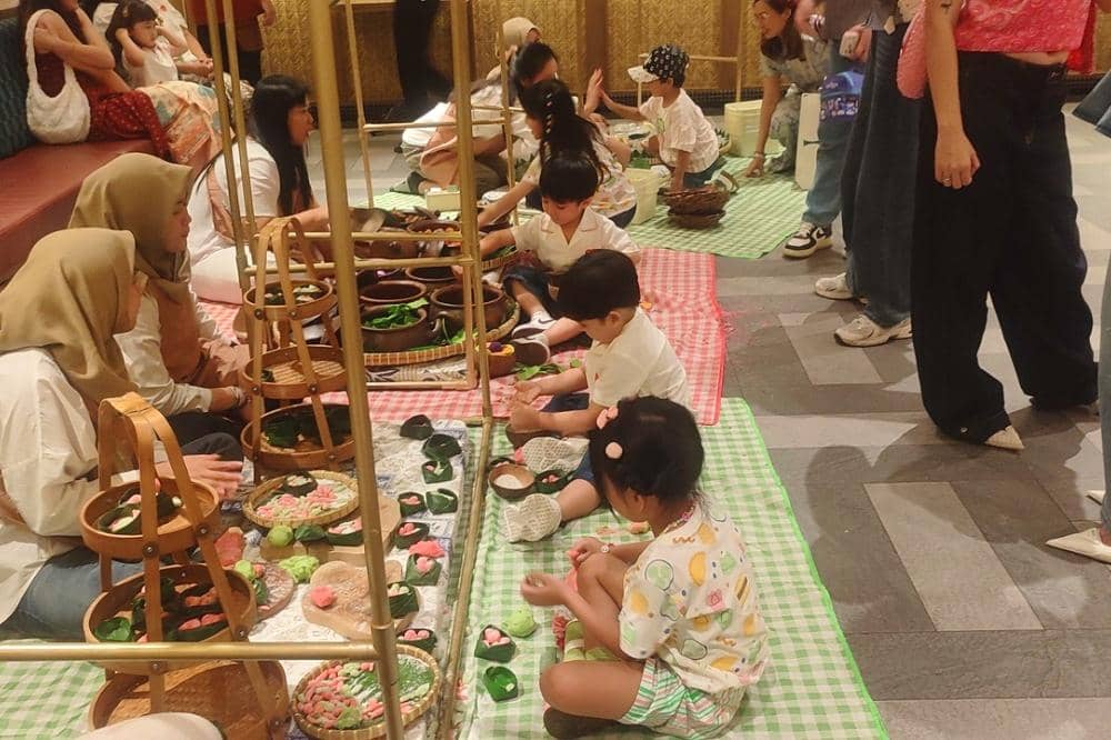 Anak sedang belajar mengenai jajanan pasar dan kuliner Nusantara