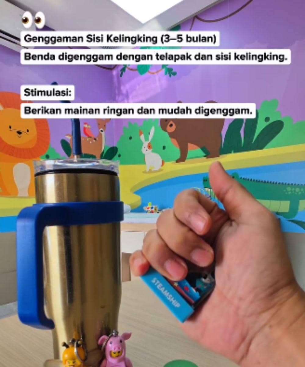 Genggaman sisi kelingking (ulnar grasp) usia 3–5 bulan