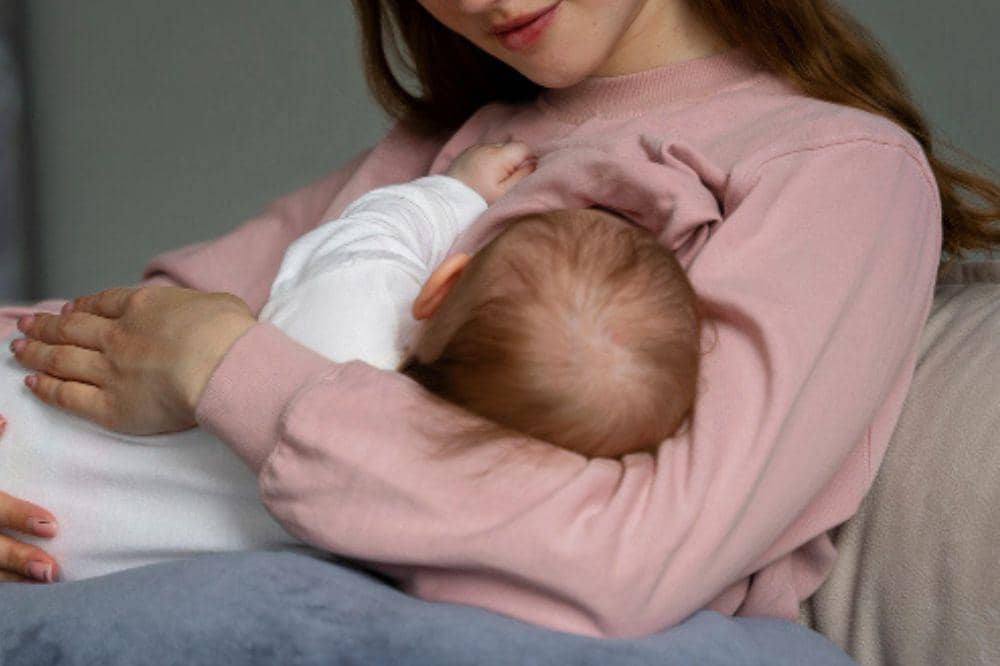 Kisah Dayna, Mama 5 Anak yang Terus Menyusui Lebih dari 14 Tahun