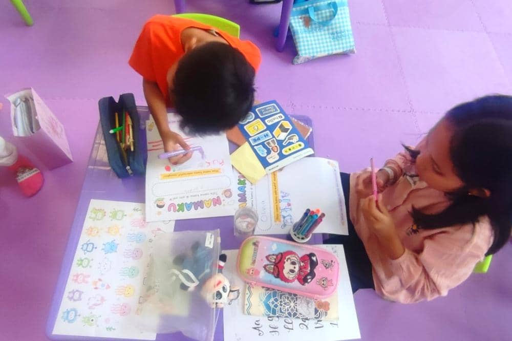 Stimulasi kegiatan kreatif anak usia sekolah adalah lettering dan journaling untuk anak di Pesta Anak Bahagia 2026 by Popmama.com