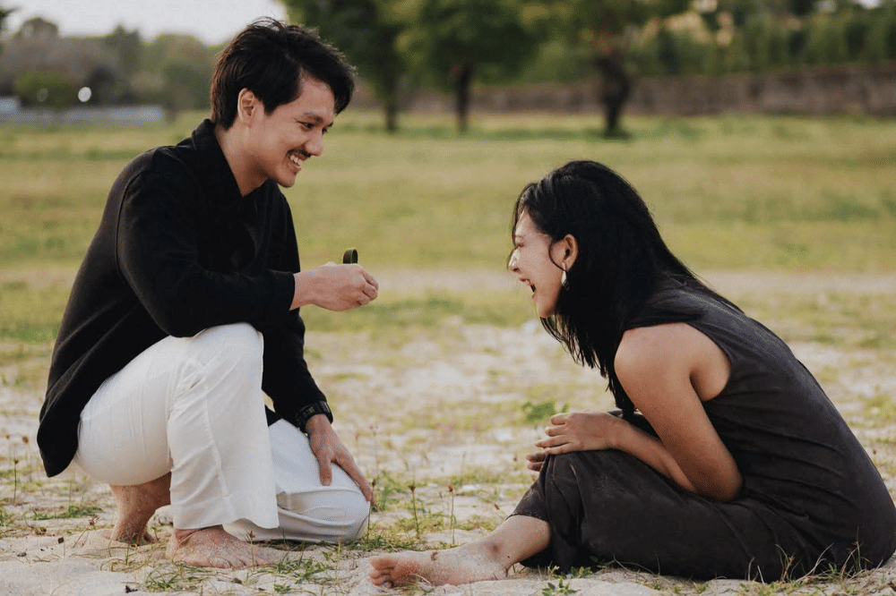Romantis Banget, Agnes Naomi Dilamar Kekasihnya di Pantai