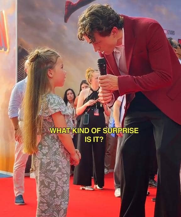 Kejutan diawali dengan kehadiran seorang anak perempuan yang menghampiri Tom Holland
