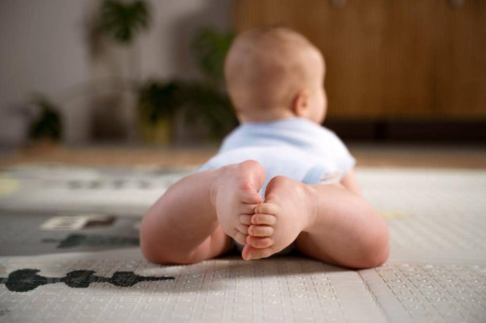 Leher bayi belum tegak di usia 6 bulan, apakah MPASI perlu ditunda?