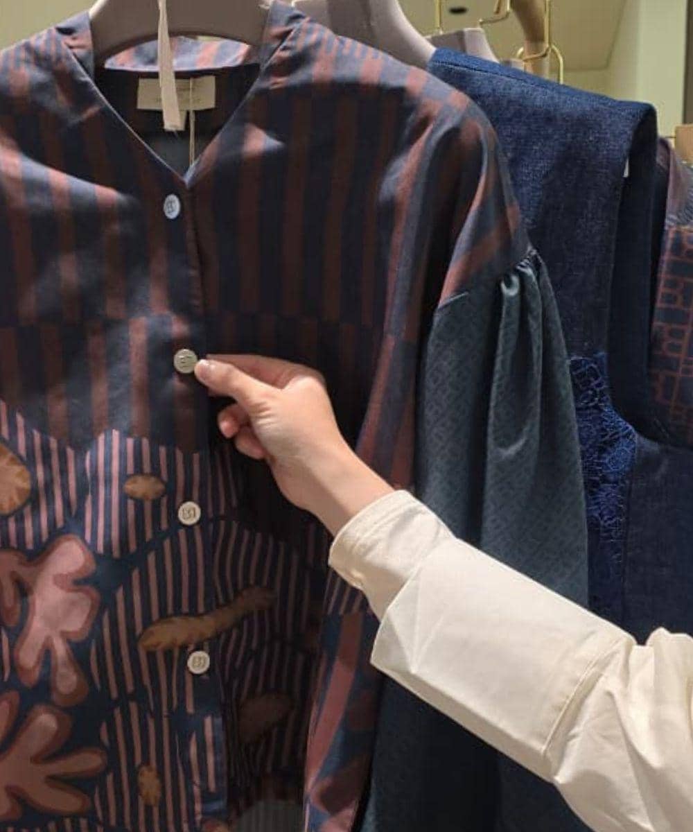 Romansa Sastra ‘Hujan Bulan Juni’ Jadi Tren Fashion yang Sarat Makna 4.jpg