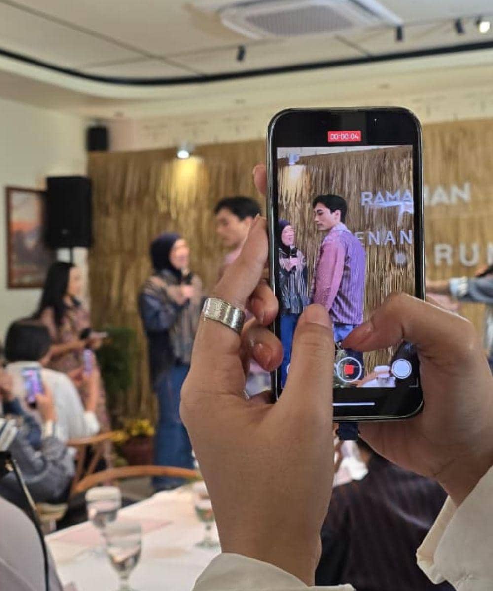 Romansa Sastra ‘Hujan Bulan Juni’ Jadi Tren Fashion yang Sarat Makna 3.jpg