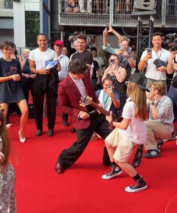 Gitaris cilik yang menarik perhatian Tom Holland