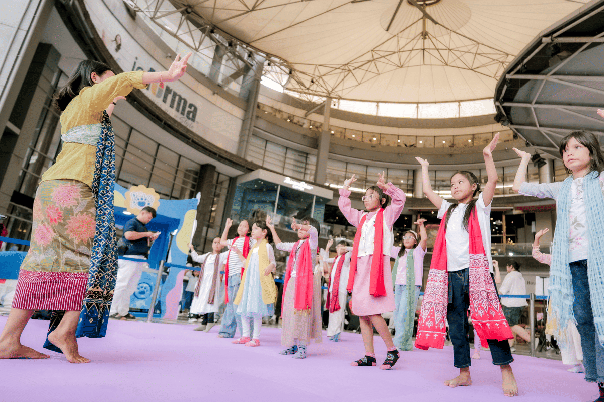 Manfaat menari bagi anak adalah dapat melatih keseimbangan di Pesta Anak Bahagia 2026 by Popmama.com
