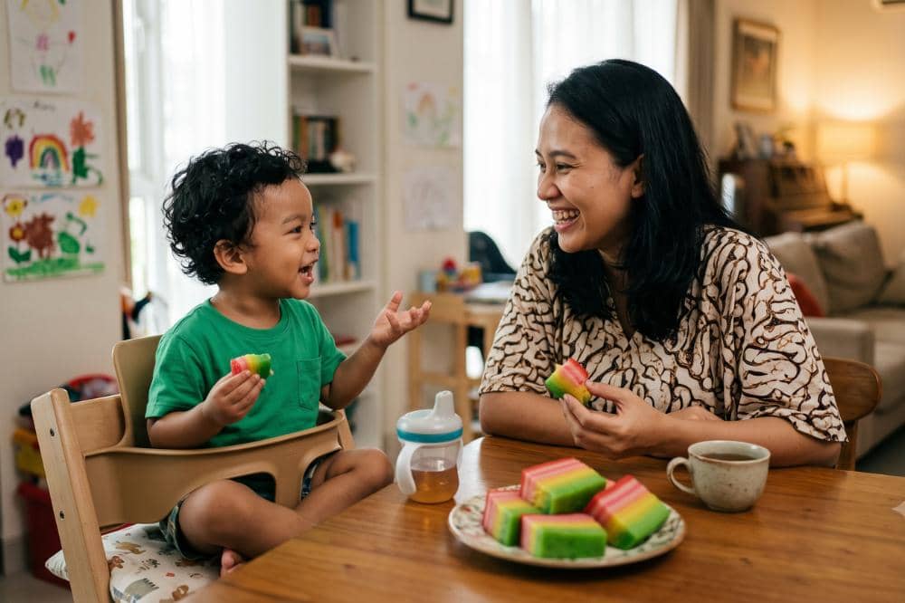 Jajanan pasar momen kebersamaan Mama dan anak