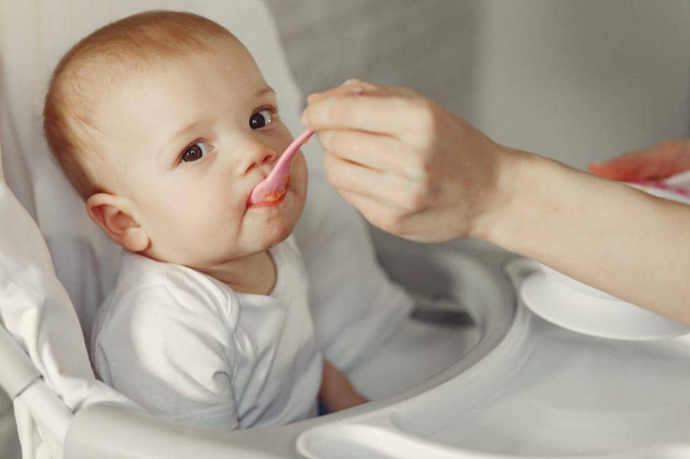 Leher bayi belum tegak di usia 6 bulan, apakah MPASI perlu ditunda?