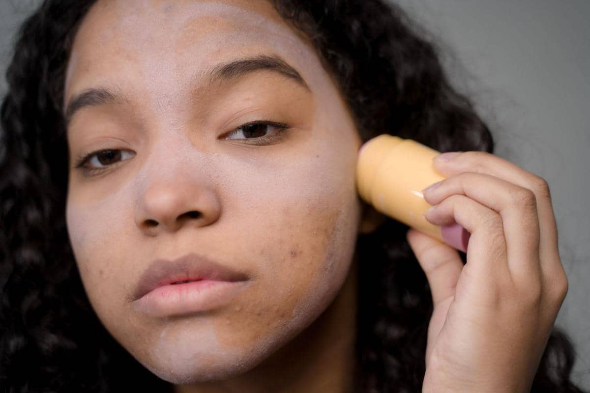 Memilih shade foundation yang tidak sesuai dengan warna kulit