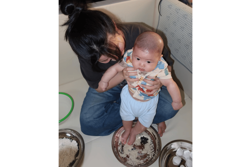 Momen Jasthr anak Juan dan Evelyn Chrestella bermain sensory play