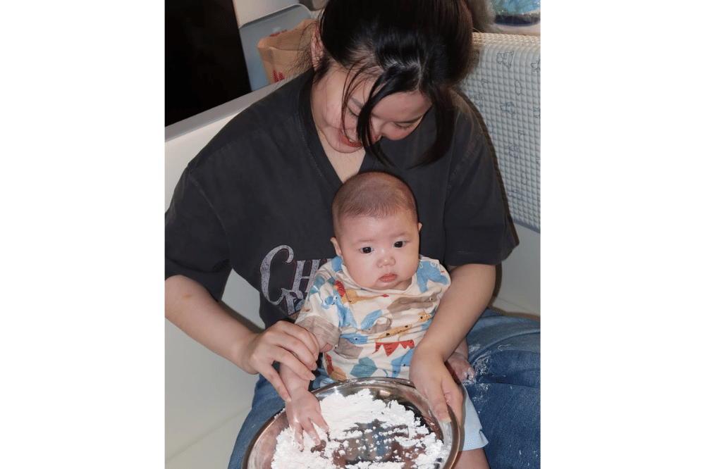 Momen Jasthr anak Juan dan Evelyn Chrestella bermain sensory play
