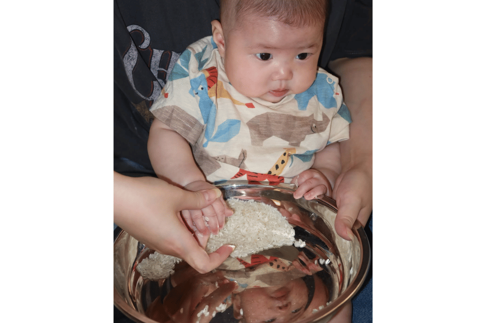Momen Jasthr anak Juan dan Evelyn Chrestella bermain sensory play