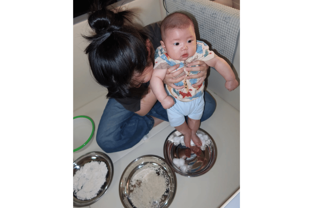 Momen Jasthr anak Juan dan Evelyn Chrestella bermain sensory play