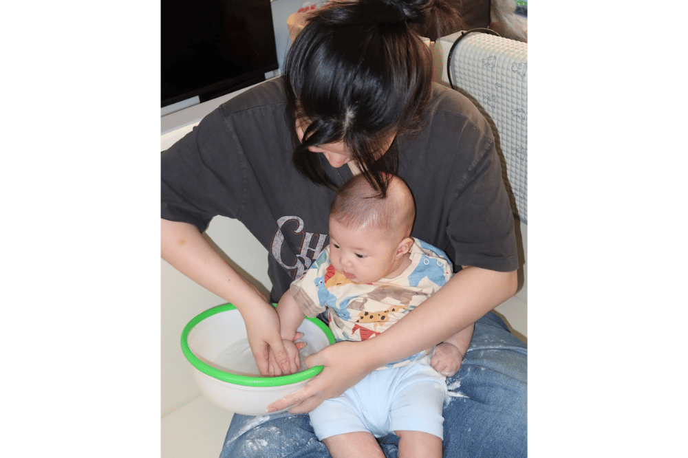 Momen Jasthr anak Juan dan Evelyn Chrestella bermain sensory play
