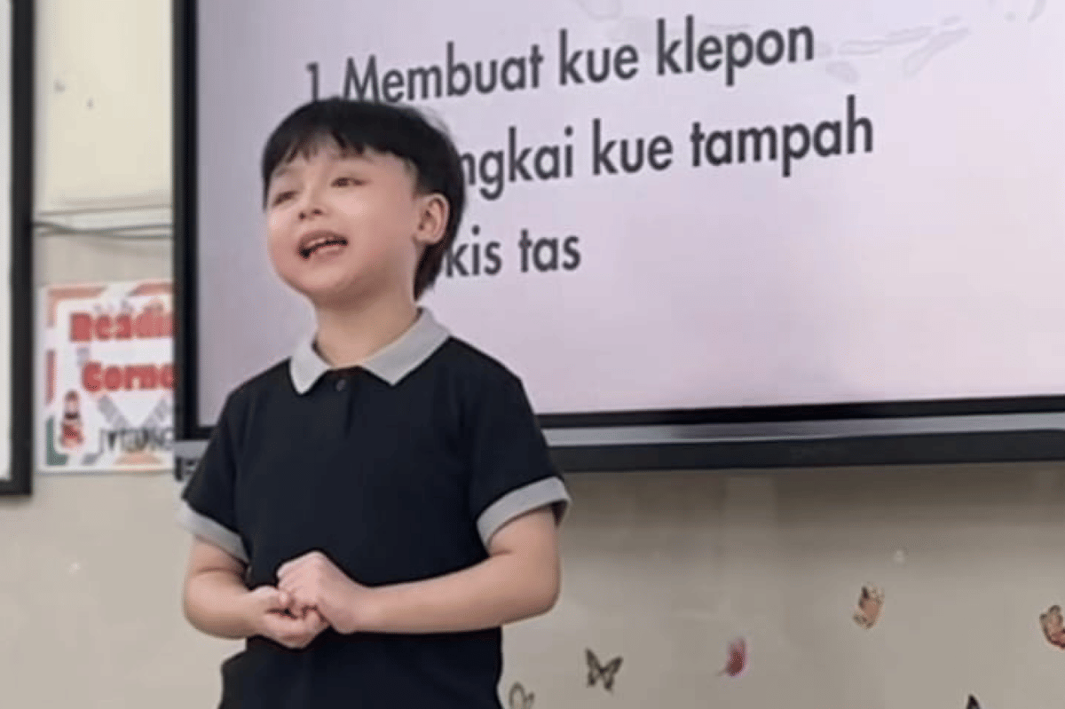 Clayton juga aktif dalam mengikuti ekstrakurikuler catur