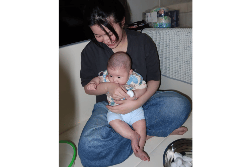 Momen Jasthr anak Juan dan Evelyn Chrestella bermain sensory play