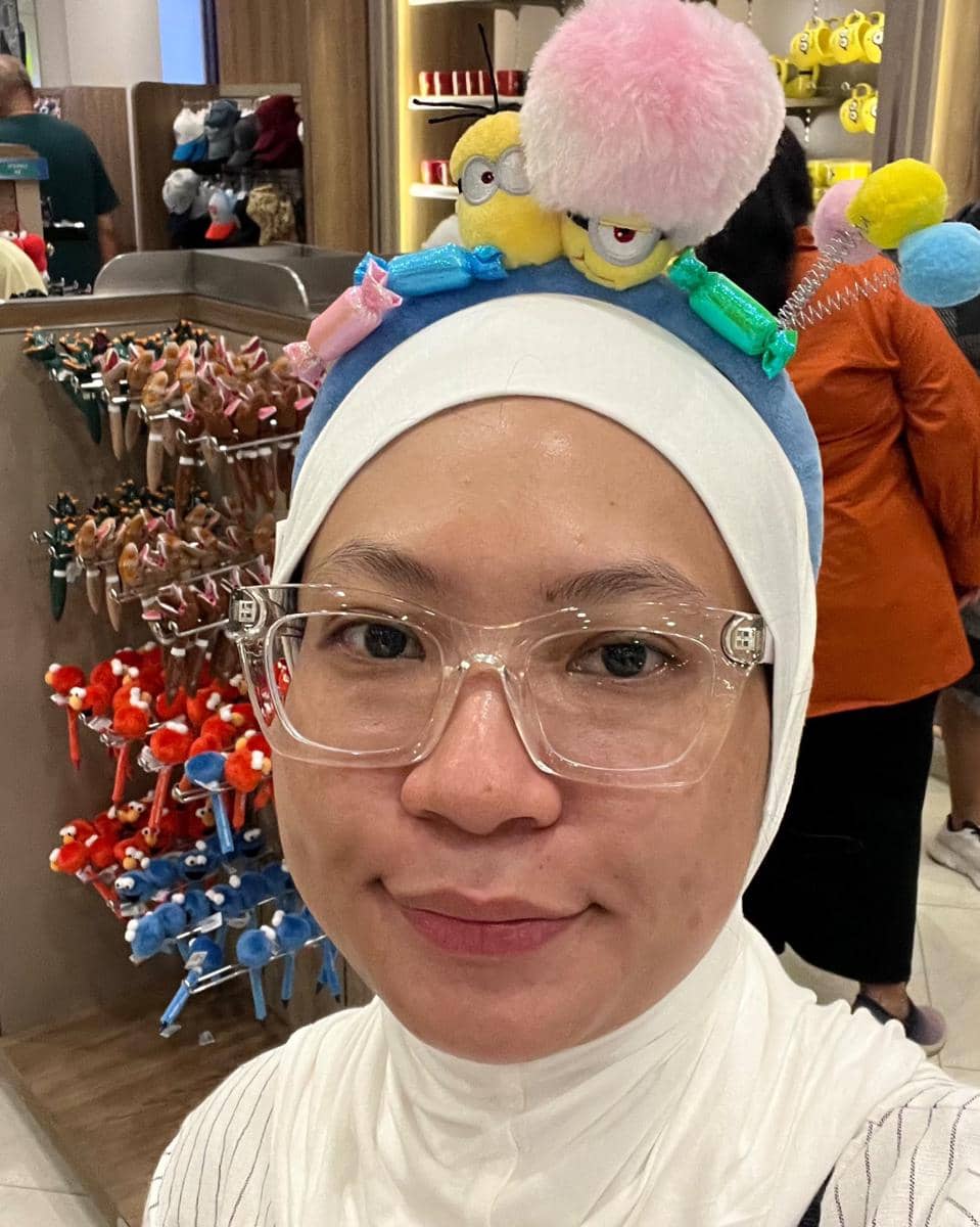 Berburu souvenir eksklusif sebelum pulang