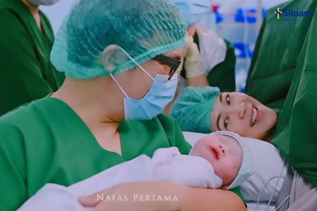 Radhiant setia menemani Christy selama proses persalinan
