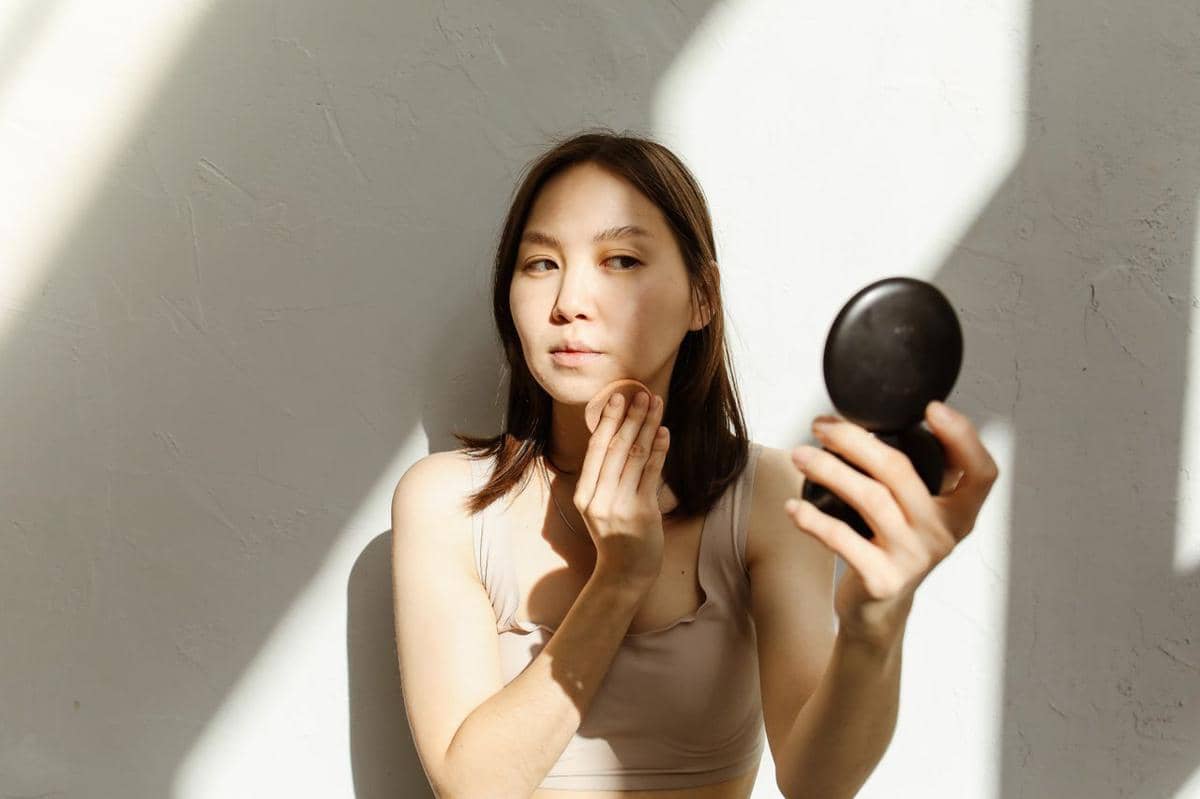 5 Kesalahan Makeup yang Membuat Wajah Kusam, Sering Disepelekan!