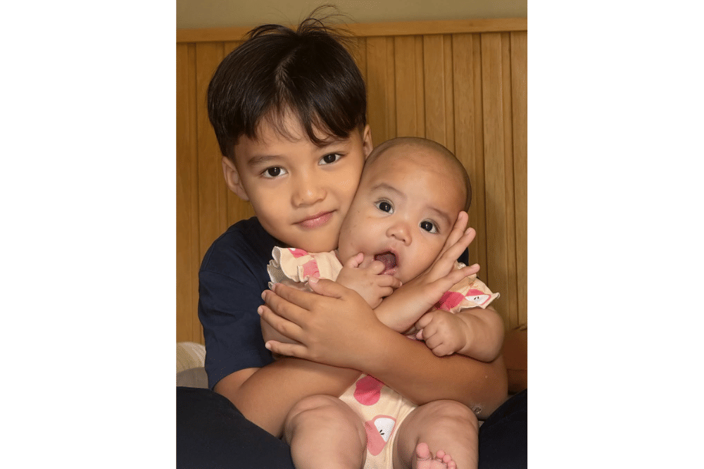 Foto kedekatan Zealuna dengan kakaknya, anak Erica Putri