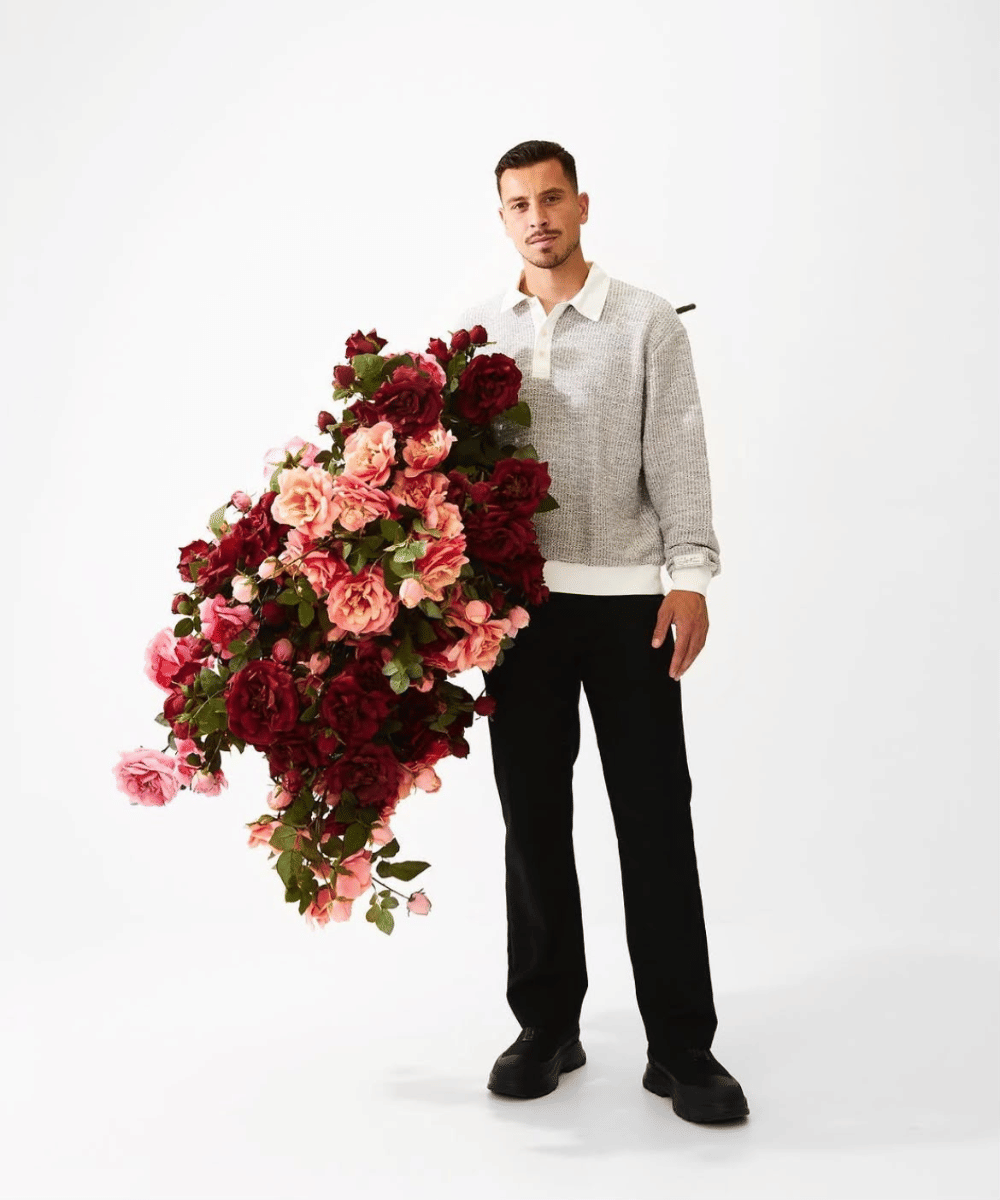 Smart casual dengan knit polo shirt berkerah kontras