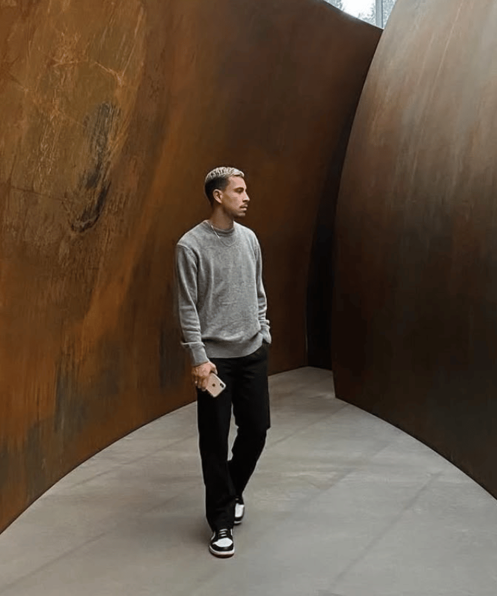 Tampilan minimalis elegan dengan sweater abu-abu