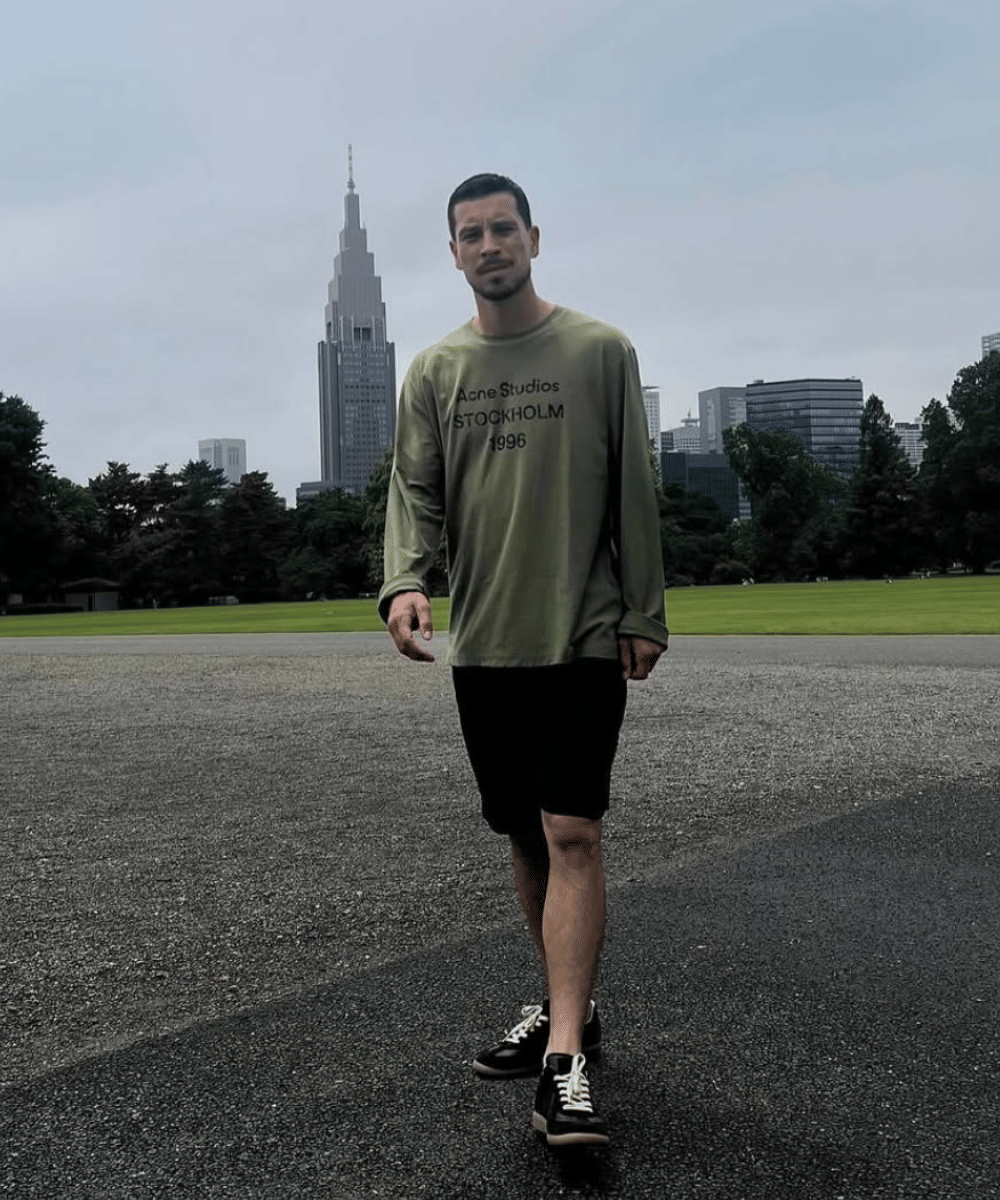 Gaya santai dengan long sleeve tee hijau army dan celana pendek
