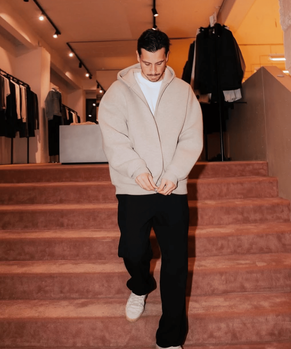 Tampil hangat dengan zip hoodie krem dan kaos putih polos