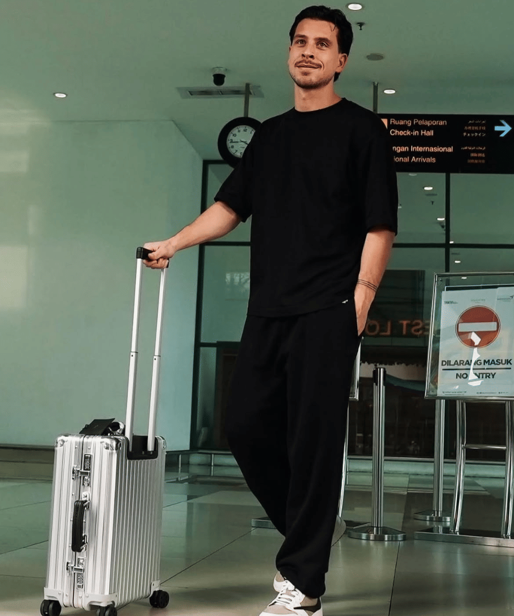 Airport style minimalis berkaos hitam polos
