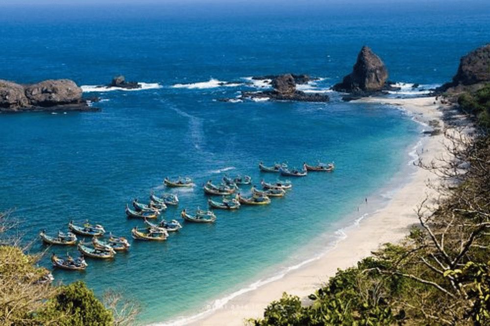 Pantai pasir putih malikan