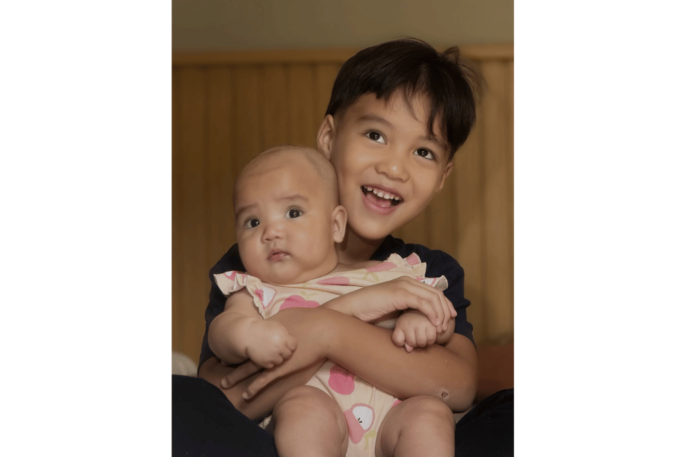 Foto kedekatan Zealuna dengan kakaknya, anak Erica Putri