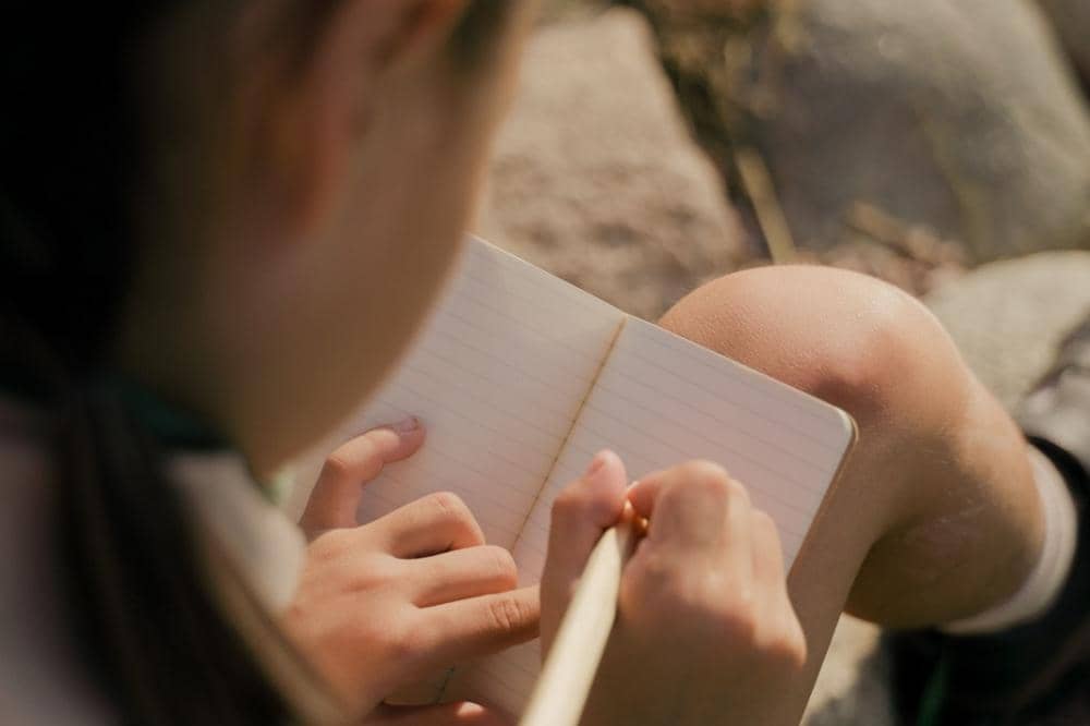 Gaya belajar anak tipe INFP adalah ajak anak tuangkan idenya lewat jurnal