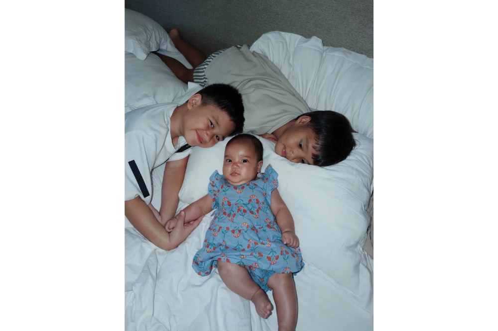 Foto kedekatan Zealuna dengan kakaknya, anak Erica Putri