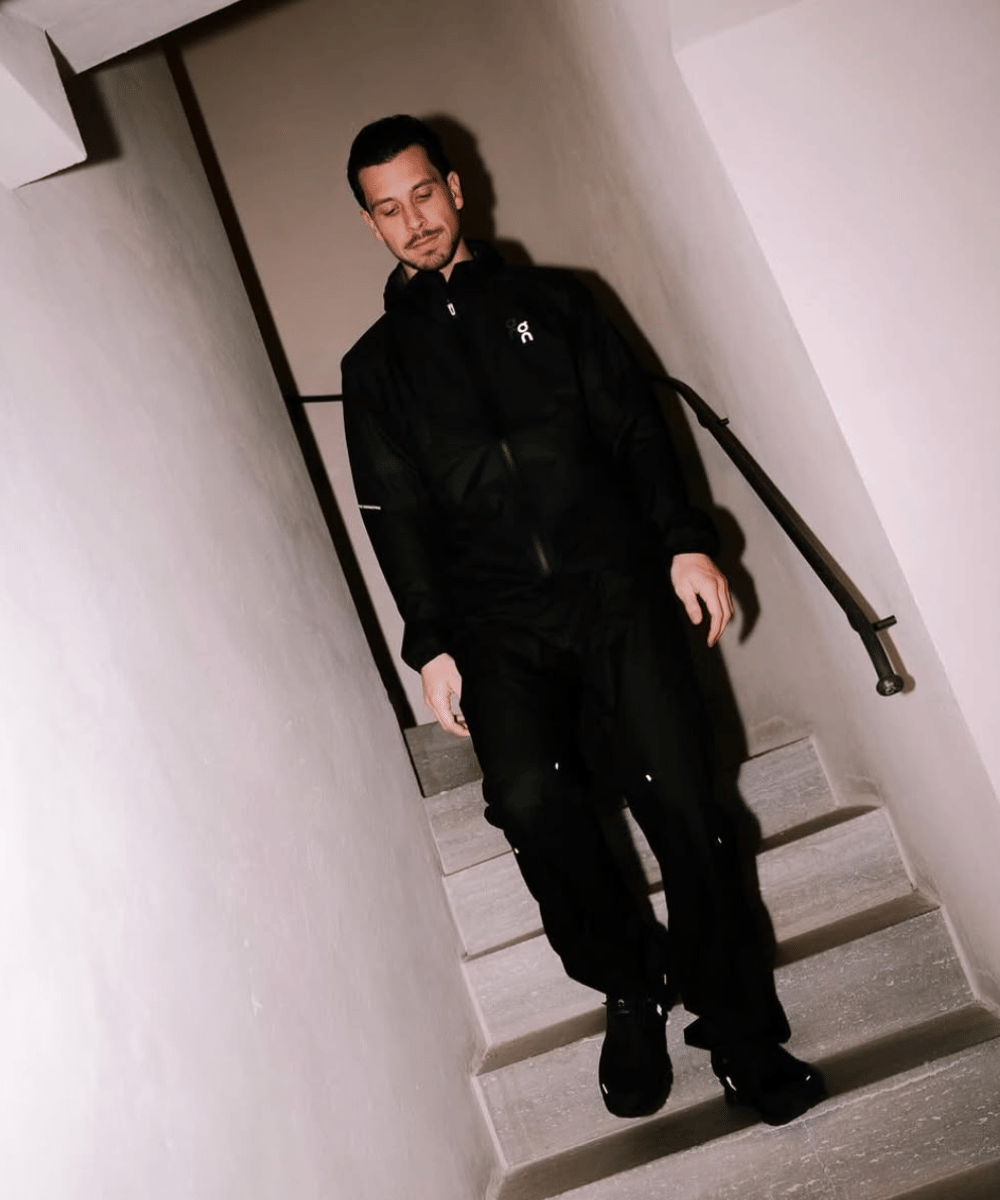 Sporty look serba hitam dengan jaket dan celana cargo