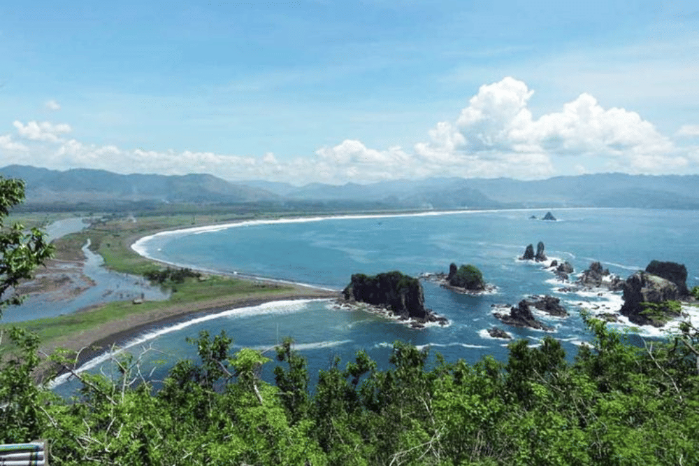 5 Wisata Alam Jember, Ada Teluk Love yang Unik!