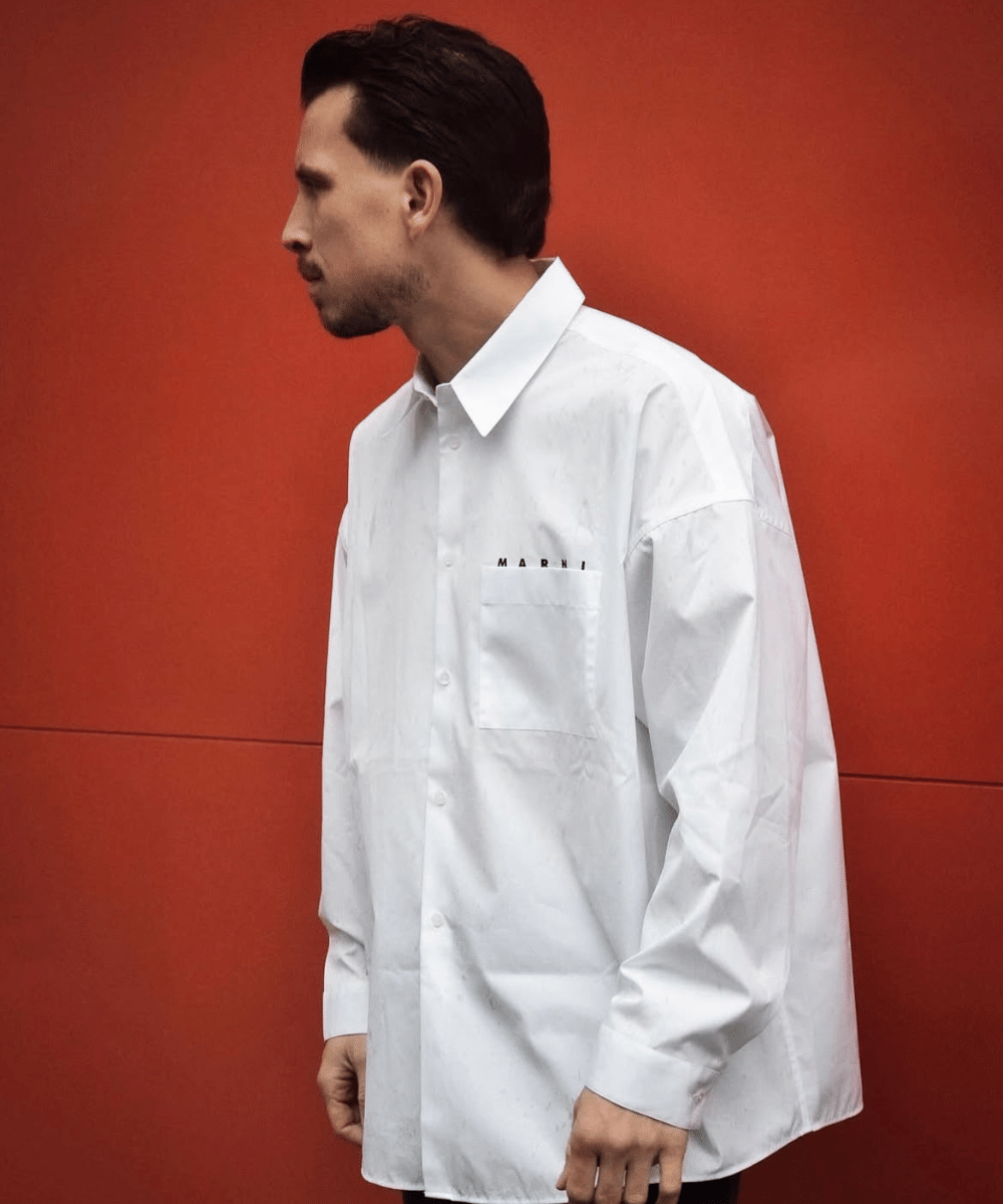 Statement look dengan kemeja putih