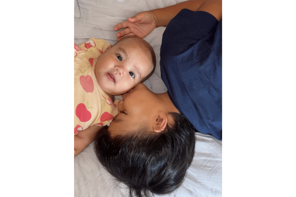 Foto kedekatan Zealuna dengan kakaknya, anak Erica Putri