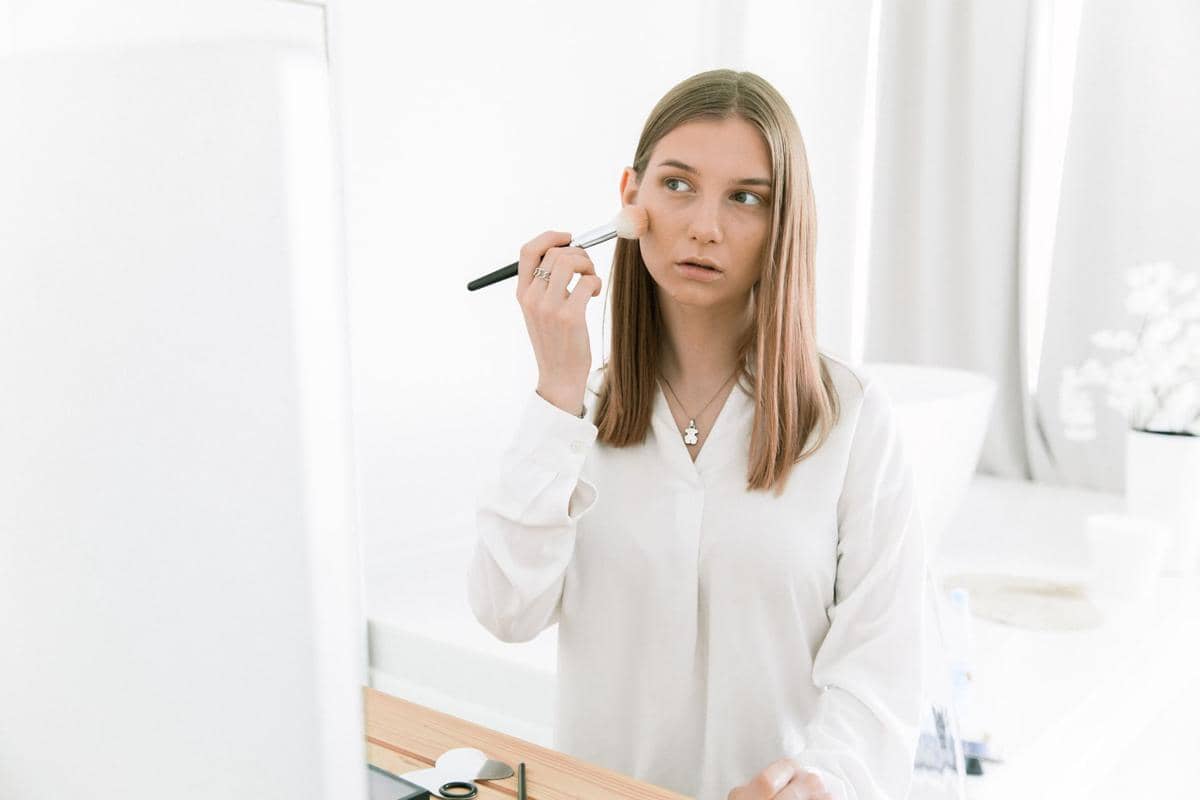 Melewatkan blush dan menggunakan warna makeup yang terlalu pucat