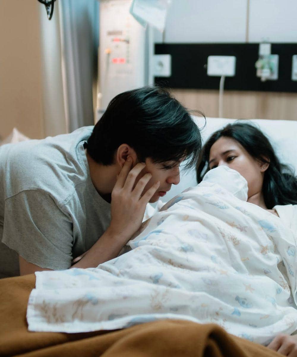 Momen Angga melantunkan azan di telinga sang putra
