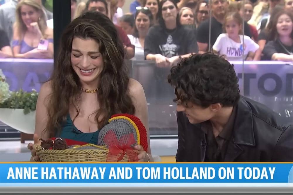 Anne Hathaway Dapat Hadiah untuk Calon Anak Ketiga