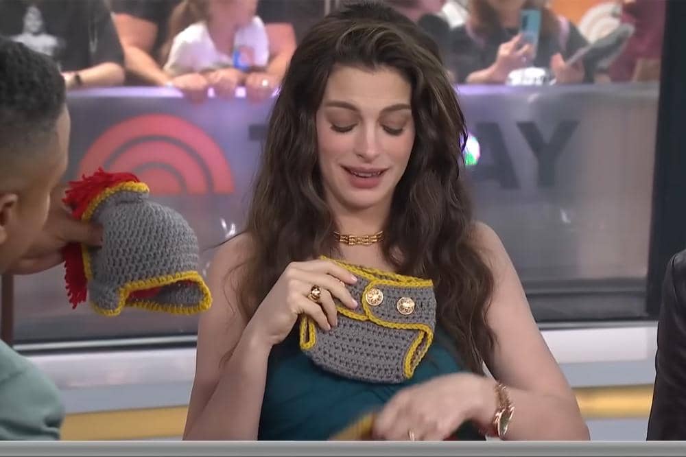 Anne Hathaway Dapat Hadiah untuk Calon Anak Ketiga