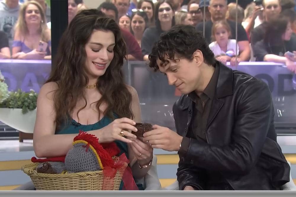 Anne Hathaway Dapat Hadiah untuk Calon Anak Ketiga 